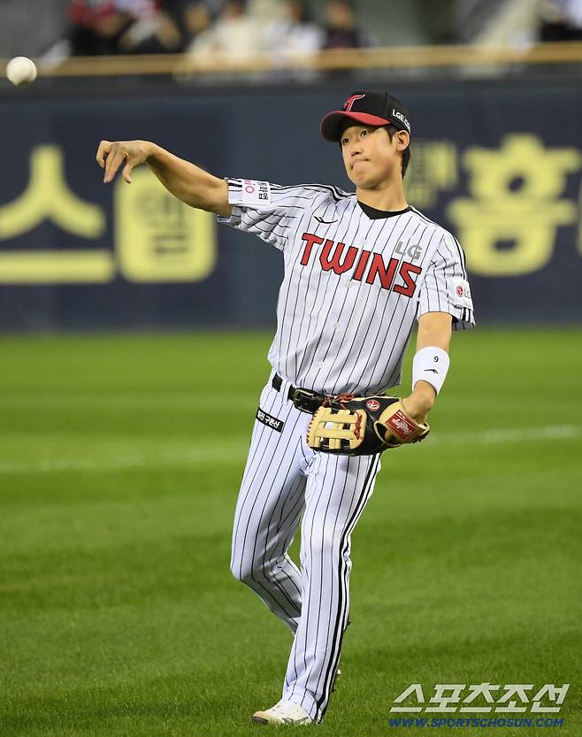 22일 잠실구장에서 열린 LG 트윈스 청백전. LG 좌익수로 선발 출장하는 구본혁이 몸을 풀고 있다. 잠실=박재만 기자 pjm@sportschosun.com/2025.10.22/