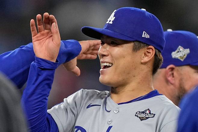 월드시리즈 2차전 완봉승 직후 야마모토의 환호. AP연합뉴스