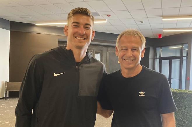 9월 미국 대표팀 소집기간 중 아버지 위르겐 클린스만 감독과 포즈를 취한 요나탄 클린스만. AP연합뉴스