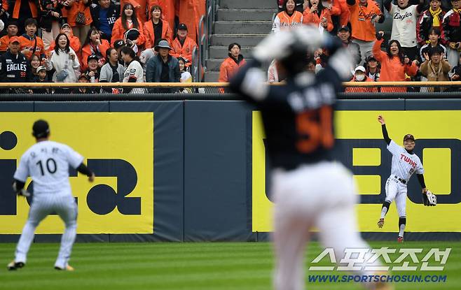 26일 잠실구장에서 열린 한국시리즈 1차전 LG 트윈스와 한화 이글스의 경기. 1회초 1사 1루 한화 문현빈 안타성 타구를 LG 중견수 박해민이 처리하고 있다. 잠실=박재만 기자 pjm@sportschosun.com/2025.10.26/