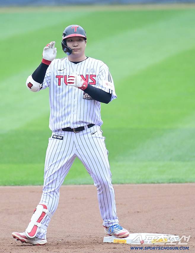 26일 잠실구장에서 열린 한화와 LG의 KS 1차전. 1회말 2사 3루. 1타점 적시 2루타를 날린 문보경. 잠실=송정헌 기자songs@sportschosun.com/2025.10.26/