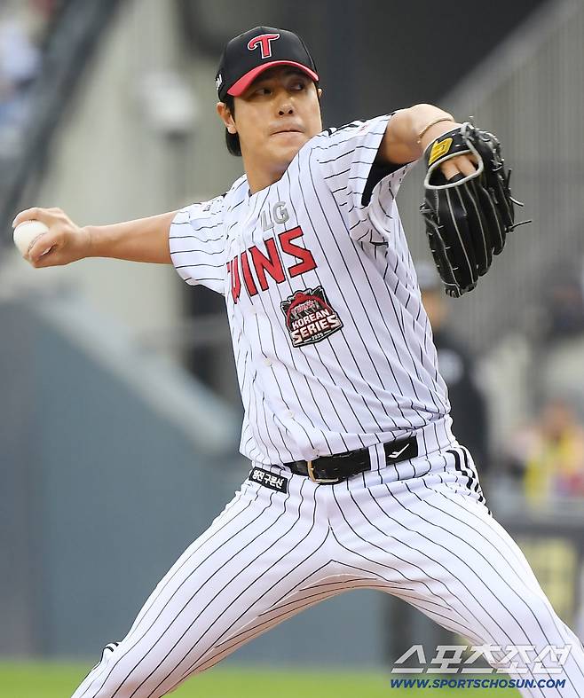 26일 서울 잠실구장에서 열린 한화와 LG의 한국시리즈 1차전. 8회초 등판한 김진성이 투구하고 있다. 잠실=정재근 기자 cjg@sportschosun.com/2025.10.26/