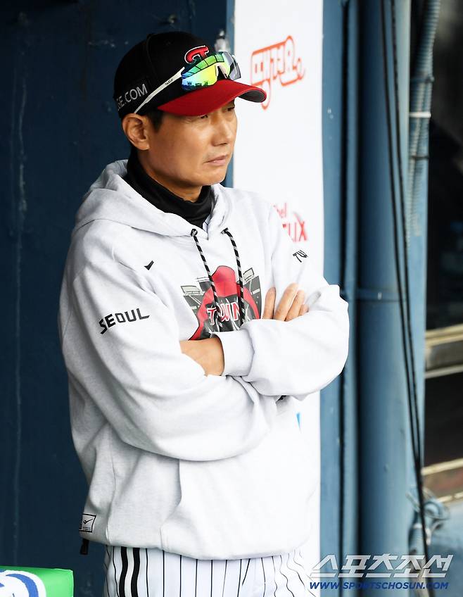 26일 잠실구장에서 열린 한국시리즈 1차전 LG 트윈스와 한화 이글스의 경기. LG 염경엽 감독이 생각에 잠겨 있다. 잠실=박재만 기자 pjm@sportschosun.com/2025.10.26/