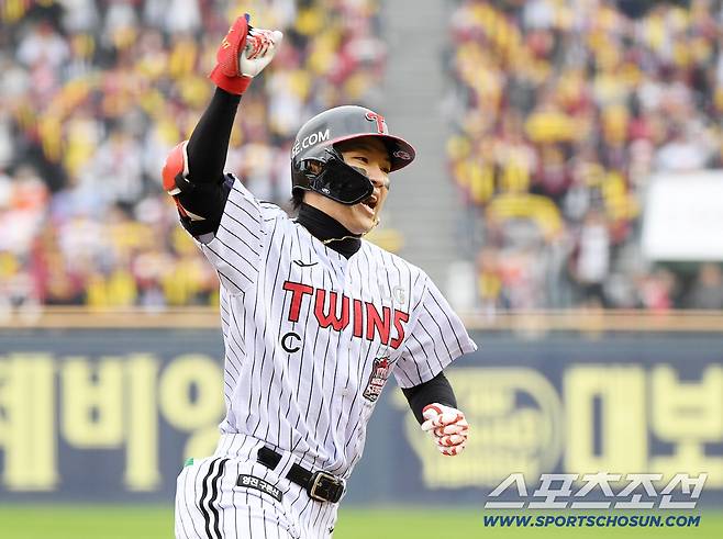 26일 서울 잠실구장에서 열린 한화와 LG의 한국시리즈 1차전. 5회말 무사 박해민이 솔로포를 친 후 환호하고 있다. 잠실=정재근 기자 cjg@sportschosun.com/2025.10.26/