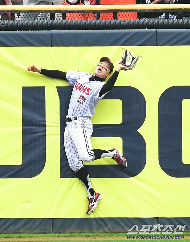 26일 잠실구장에서 열린 한화와 LG의 KS 1차전. 1회초 1사 1루. 문현빈의 큼지막한 타구를 잡아내고 있는 LG 박해민 중견수. 잠실=송정헌 기자songs@sportschosun.com/2025.10.26/