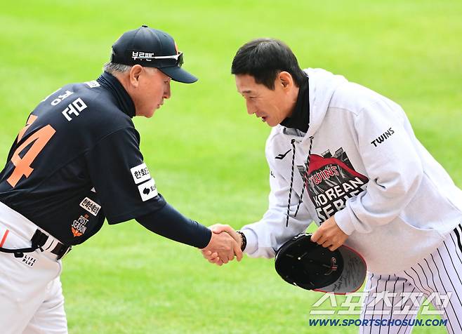 26일 잠실구장에서 열린 한화와 LG의 KS 1차전. 경기를 앞두고 인사를 나누고 있는 한화 김경문 감독과 LG 염경엽 감독. 잠실=송정헌 기자songs@sportschosun.com/2025.10.26/