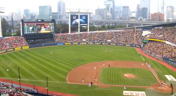 3루를 도는 도중 넘어진 홍창기와 수비를 하는 노시환. ⓒKBS2 중계화면 캡처