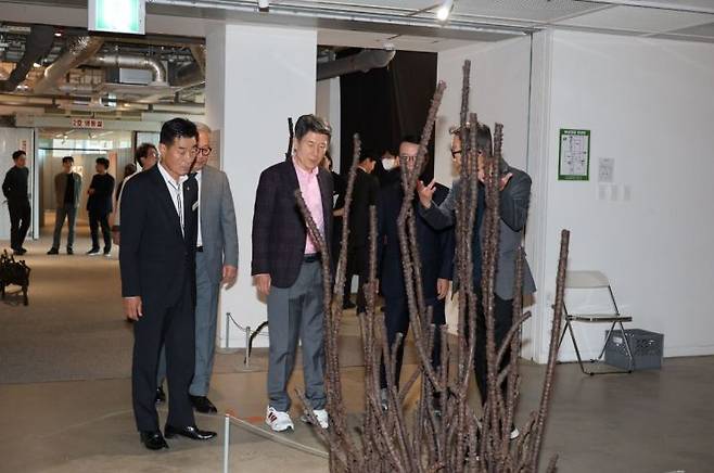 제14회 스틸아트페스티벌 작품을 감상하는 이강덕 포항시장(가운데).