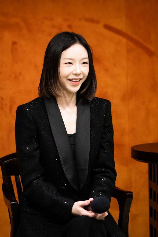 지휘자 진솔이 지난 24일 서울 강남구 풍월당에서 열린 기자간담회에서 기자들의 질문을 듣고 있다.