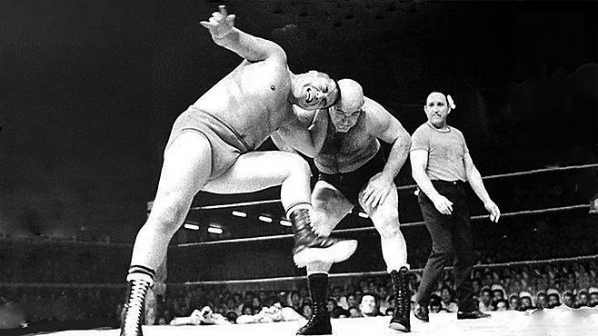 김일(왼쪽) 선수가 거구의 외국 선수를 상대로 필살기인 박치기를 선보이고 있다./조선일보 DB