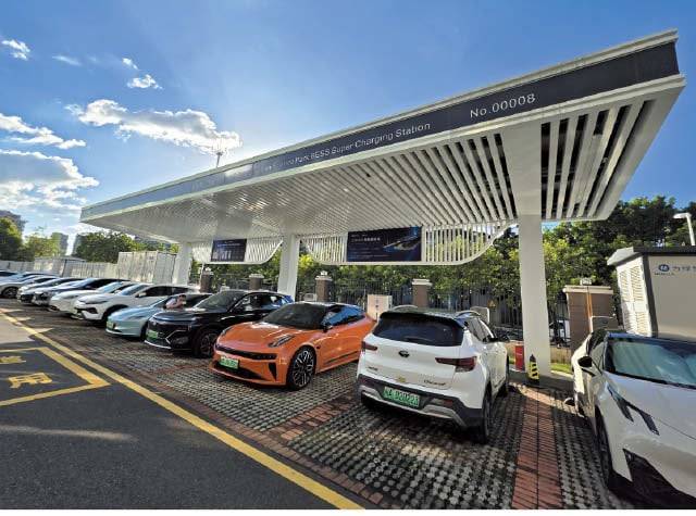 지난달 25일 WEEKLY BIZ가 둘러본 중국 푸젠성 네뷸라 일렉트로닉스의 ‘초고속 충전소’. 직원들은 이곳에서 자신들의 전기차를 초고속 충전시키면서 배터리 상태를 함께 진단받는다. /김성모 기자