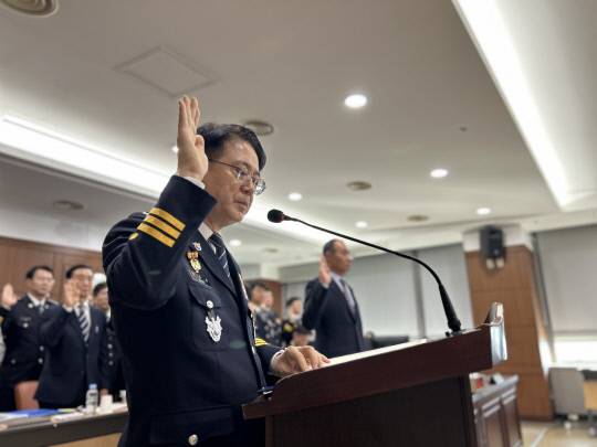 24일 오후 대전경찰청에서 열린 국회 행정안전위원회 대전경찰청 국정감사에서 최주원 대전경찰청장이 증인 선서를 하고 있다. 유혜인 기자