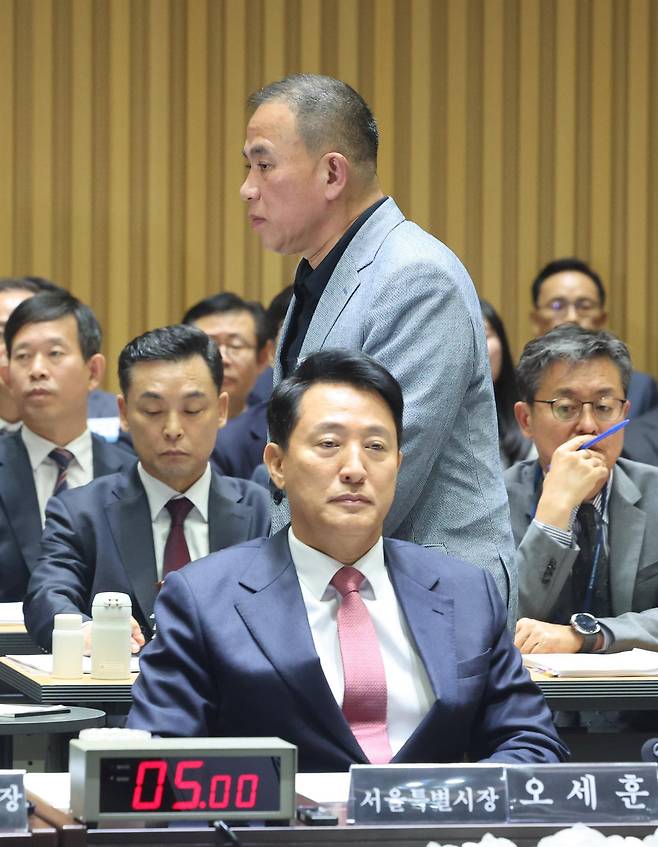 ‘정치 브로커’ 명태균씨가 23일 오후 서울 중구 서울시청에서 열린 국회 행정안전위원회 서울시청 국정감사에서 권칠승 더불어민주당 의원 질의에 답변하기 위해 발언대로 향하고 있다. 2025.10.23 뉴스1