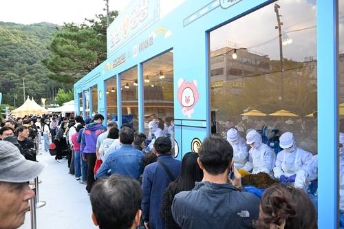 김밥축제가 열린 김천에서 지난 25일 방문객들이 김밥을 사기 위해 줄을 서 있다. [김천시 제공]