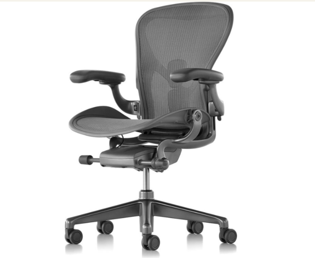 허먼밀러가 1994년 개발·출시한 ‘에어론 의자’. 허먼밀러 에어론 의자는 모델에 따라 가격이 200만~300만원대에 이른다. 장시간 착석 시 허리·골반 부담을 줄이고, 통기성이 뛰어나 ‘하루 종일 앉아 있어도 피로하지 않은 의자’로 불린다. [허먼밀러 제공]