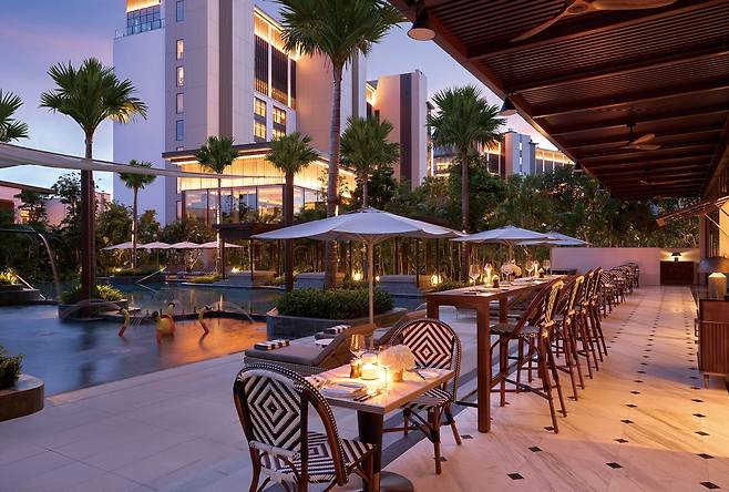 수영과 함께 미식을 즐길 수 있는 ‘라 바게트’ 레스토랑의 테라스 풍경.