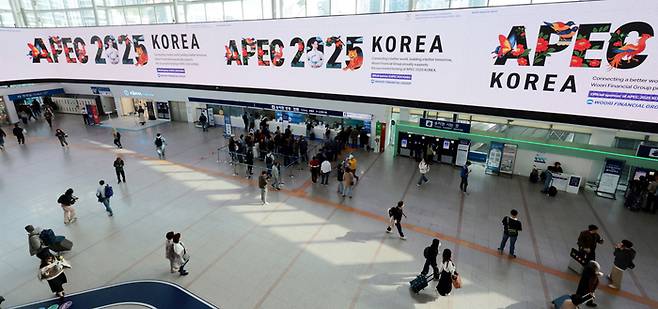 서울역에 표시되는 APEC 정상회의 홍보영상     (서울=연합뉴스) 김인철 기자 = 2025 아시아태평양경제협력체(APEC) 정상회의 개막을 일주일 앞둔 24일 서울역 대합실 전광판에 APEC 홍보영상이 표시되고 있다. 2025.10.24     yatoya@yna.co.kr (끝)