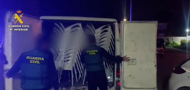 스페인 수도 마드리드를 비롯한 여러 지역에서 식당과 술집의 야외 좌석용 의자 수백 개를 훔쳐 해외로 빼돌린 조직이 경찰에 적발됐다. 사진=뉴욕포스트