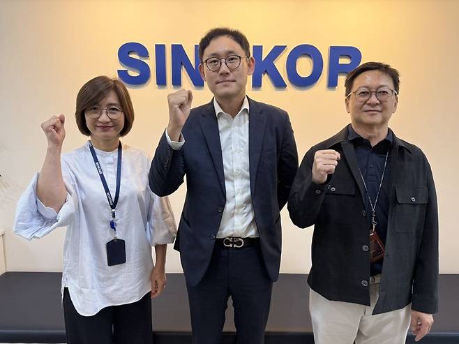 지난 14일 송영태 장금상선 태국법인장(가운데)이 방콕 소재 장금상선 태국법인 사무실에서 시니어 직원들과 함께 포즈를 취하고 있다. 사진=강구귀 기자