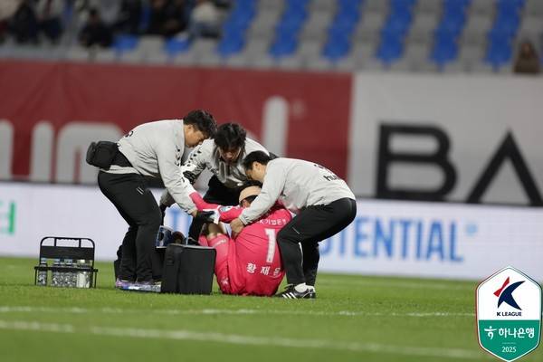 뇌진탕 부상으로 응급처치를 받는 황재윤(수원FC). 한국프로축구연맹 제공