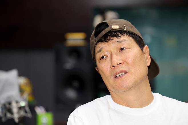 새 앨범인 정규 14집 ‘인간계’를 발매한 가수 안치환이 15일 오후 서울 서대문구 스튜디오 ‘참꽃’에서 한겨레와 인터뷰를 하고 있다. 류우종 선임기자 wjryu@hani.co.kr