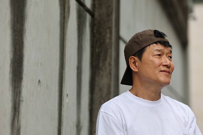 새 앨범인 정규 14집 ‘인간계’를 발매한 가수 안치환이 15일 오후 서울 서대문구 스튜디오 ‘참꽃’에서 한겨레와 인터뷰를 하고 있다. 류우종 선임기자 wjryu@hani.co.kr