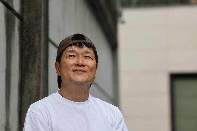 새 앨범인 정규 14집 ‘인간계’를 발매한 가수 안치환이 15일 오후 서울 서대문구 스튜디오 ‘참꽃’에서 한겨레와 인터뷰를 하고 있다. 류우종 선임기자 wjryu@hani.co.kr