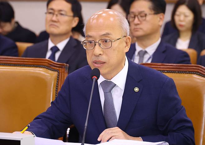 24일 국회에서 열린 법제사법위원회 법제처 등에 대한 국정감사에서 조원철 법제처장이 의원의 질문에 답변하고 있다. 윤운식 선임기자 yws@hani.co.kr