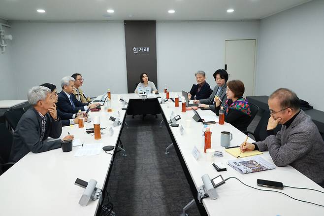지난 20일 서울 마포구 공덕동 한겨레신문사에서 열린 13기 열린편집위원회 두번째 회의에서 참석자들이 한겨레의 통일·외교·안보 분야 보도를 집중적으로 점검하고 있다. 정용일 선임기자 yongil@hani.co.kr