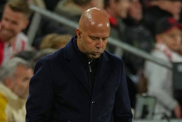 아르네 슬롯 리버풀 감독이 26일(한국시간) 영국 브렌트퍼드의 지테크커뮤니티 스타디움에서 열린 브렌트퍼드와의 2025~26시즌 EPL 9라운드 원정경기에서 2-3으로 패한 뒤 고개를 떨구고 있다. 브렌트퍼드=AP 연합뉴스