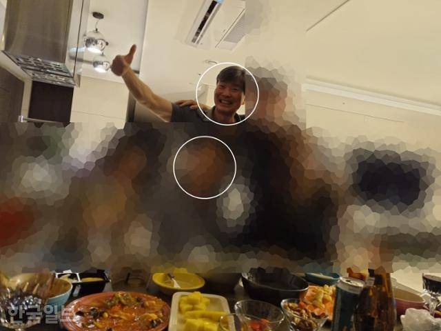 김건희 특별검사팀에서 도이치모터스 주가조작 의혹 등을 수사한 한문혁(아랫줄 가운데) 부장검사가 2021년 여름 서울 소재 지인의 자택에서 이종호(윗줄 왼쪽) 전 블랙펄인베스트 대표 등과 술자리를 갖고 있다. 한국일보 입수