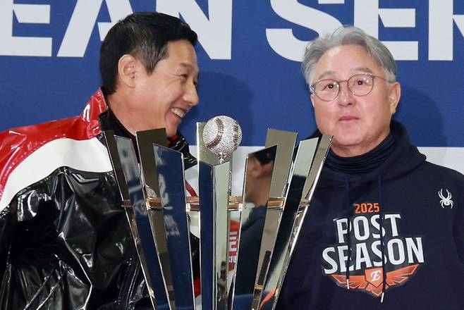 <yonhap photo-3373=""> '우승 트로피의 주인공은 누구?' (서울=연합뉴스) 한종찬 기자 = 25일 서울 잠실구장에서 열린 2025 신한 SOL뱅크 KBO 한국시리즈 미디어데이에서 LG 염경엽 감독과 한화 김경문 감독이 대화하고 있다. 2025.10.25 saba@yna.co.kr/2025-10-25 14:47:10/ <저작권자 ⓒ 1980-2025 ㈜연합뉴스. 무단 전재 재배포 금지, AI 학습 및 활용 금지></yonhap>