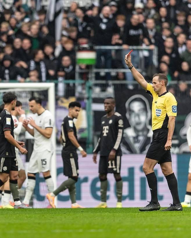 25일 보루시아 파크에서 열린 묀헨글라트바흐와 뮌헨의 분데스리가 8라운드 중 카스트로프(왼쪽 끝)가 VAR 끝에 다이렉트 레드카드를 받고 있다. 사진=묀헨글라트바흐 SNS