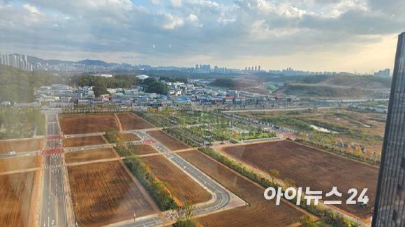 신검단 로열파크씨티Ⅱ 스카이라운지에서 바라본 황톳길 전경. [사진=이수현 기자]