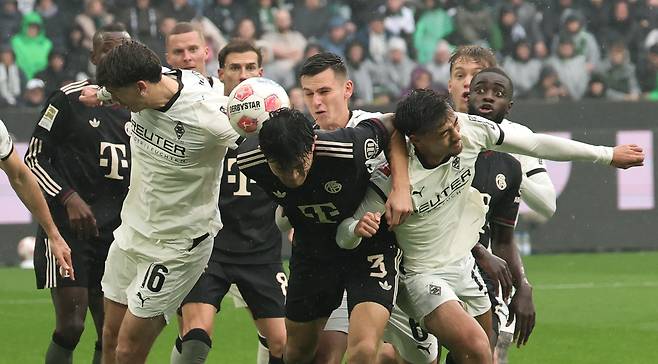 철벽 수비를 펼친 바이에른 뮌헨 수비수 김민재(가운데). [EPA=연합뉴스]