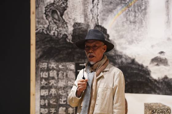 '코리아판타지'를 설명하는 화가 박대성. 사진 예술경영지원센터