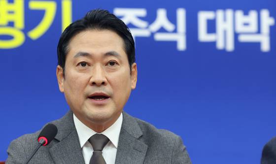 장동혁 국민의힘 대표가 25일 오전 서울 영등포구 여의도 국회에서 열린 기자간담회에서 모두발언을 하고 있다. 뉴스1