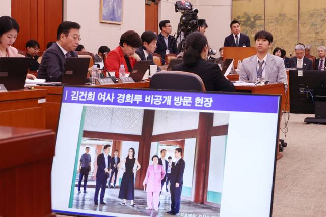 ▲ 정용석 국립박물관문화재단 사장이 22일 서울 여의도 국회에서 열린 문화체육관광위원회의 국립중앙박물관 등에 대한 국정감사에서 김건희 여사의 경복궁 근정전 어좌 착석 의혹과 관련한 더불어민주당 양문석 의원의 질의에 답하고 있다.  연합뉴스