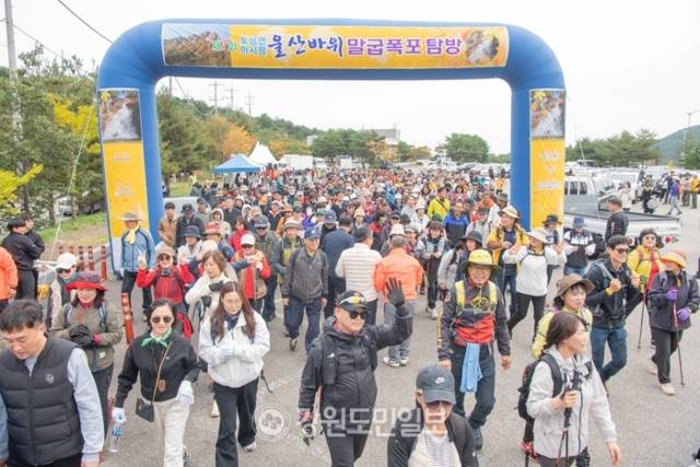 ▲ 말굽폭포 법정 탐방로 개설을 염원하는 축제에 참가한 등산객들이 빠르게 산행에 나서고 있다.