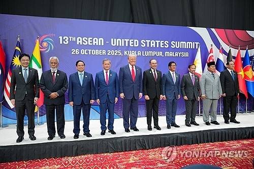 ▲ 도널드 트럼프 미국 대통령이 26일 말레이시아 쿠알라룸푸르에서 열린 아세안 정상회의에서 다른 지도자들과 기념촬영을 하고 있다.  AP 연합뉴스