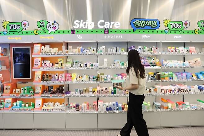 CJ올리브영의 올영세일 기간 동안 올리브영 광주 타운을 찾은 고객이 화장품을 둘러보고 있다./제공=CJ올리브영