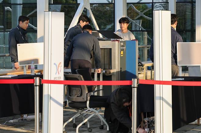 26일 2025 경주 아시아태평양경제협력체(APEC) 정상회의 주간 개막을 하루 앞두고 경북 경주 보문단지 내 경주화백컨벤션센터(HICO)에서 관계자들이 보안검문대를 설치하고 있다./사진=연합뉴스