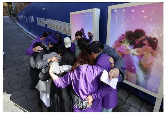 10·29 이태원참사 3주기를 앞두고 지난 23일 서울 용산구 이태원역 1번출구 앞 기억과 안전의 길에 새롭게 마련된 빌보드 작품 앞에서 참사 유가족들과 시민대책위 관계자들이 포옹하고 있다. 김창길 기자