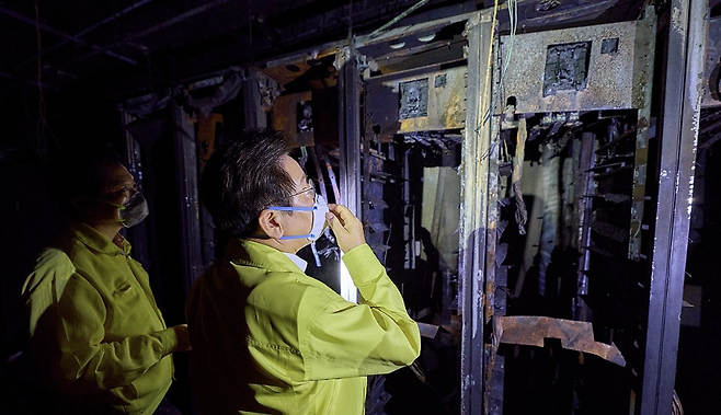 이재명 대통령이 지난 10일 화재 피해 복구작업이 진행 중인 대전 유성구 국가정보자원관리원 대전 본원을 찾아 화재 발생 현장을 살펴보고 있다. 대통령실 제공.