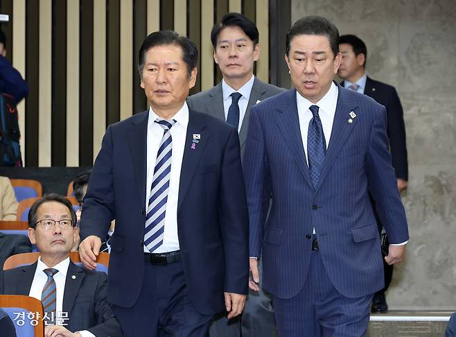 정청래 더불어민주당 대표(왼쪽)와 김병기 민주당 원내대표가 26일 국회에서 열린 민주당 의원총회에 참석하고 있다. 권도현 기자