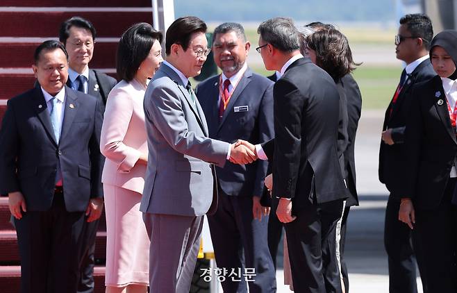 아세안+3 참석을 위해 말레이시아를 방문한 이재명 대통령과 김혜경 여사가 26일 말레이시아 쿠알라룸푸르 국제공항에서 도착한 공군1호기에서 내려 수행원들과 인사를 하고 있다. 2025.10.26 김창길 기자