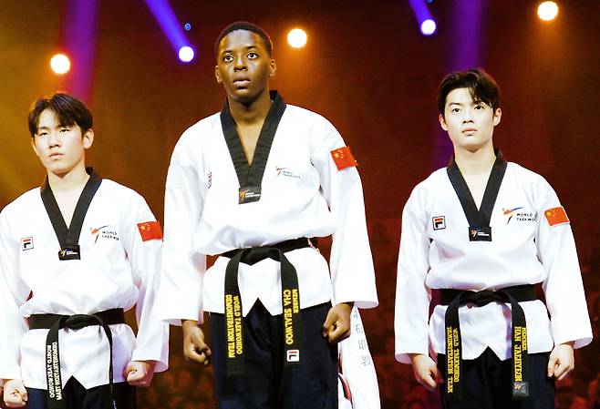 브라이언 칼라무(가운데)가 지난 24일 중국 장쑤성 우시의 타이후 인터내셔널 엑스포 센터에서 열린 2025 세계태권도선수권대회 개막식에서 동료들과 시범을 선보이고 있다. 세계태권도연맹 제공