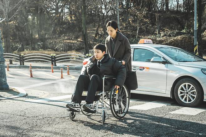 "Savior," starring Song Ji-hyo (right) (Mindmark Inc.)