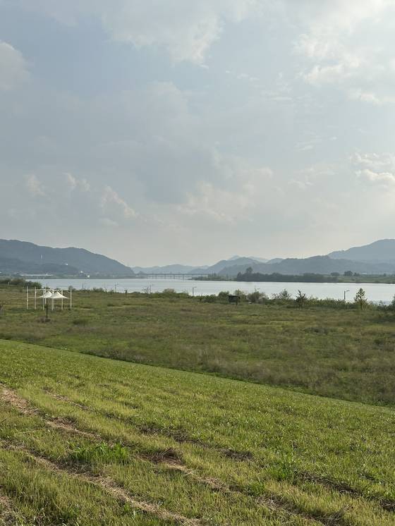 Riding from Gumi into Chilgok, North Gyeongsang, through a long and well-maintained park on Sept. 30. [JIM BULLEY]