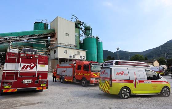 Ambulance and firefighters arrive at at a ready-mix concrete plant in Suncheon, South Jeolla on Aug. 21. Three workers died while cleaning a sealed tank filled with toxic gases such as carbon dioxide and hydrogen sulfide. [YONHAP]